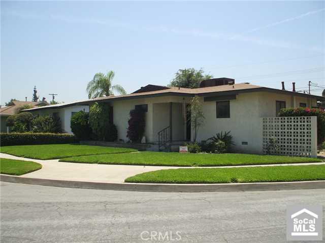 ranch-style house with a front lawn