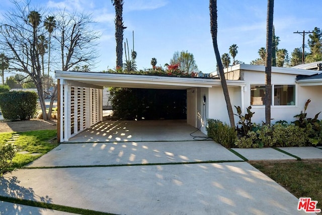 view of front facade featuring a carport