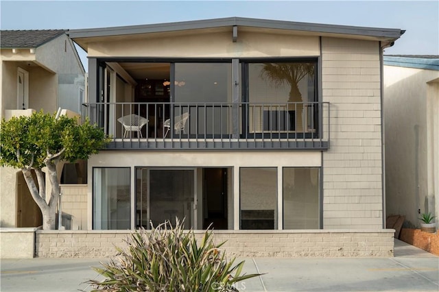 1510 W Oceanfront, Newport Beach, CA 92663 - back of house with a balcony