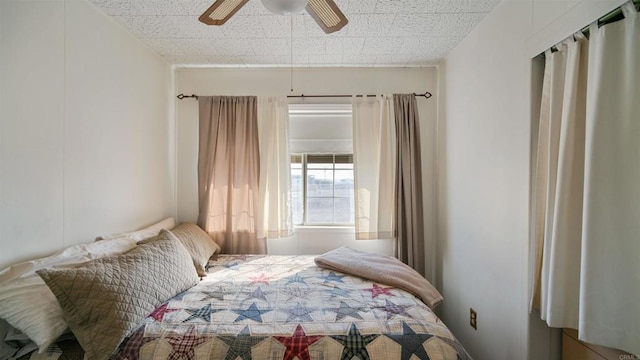 bedroom with ceiling fan