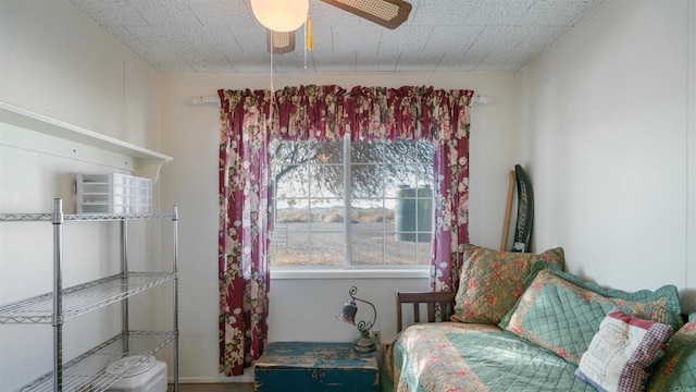 sitting room with ceiling fan