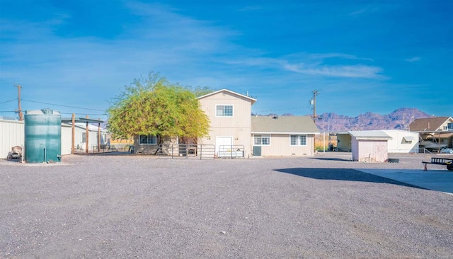 view of front of house featuring a mountain view