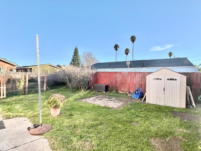 view of yard with a shed