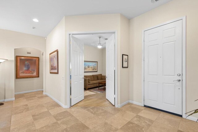 foyer entrance featuring ceiling fan