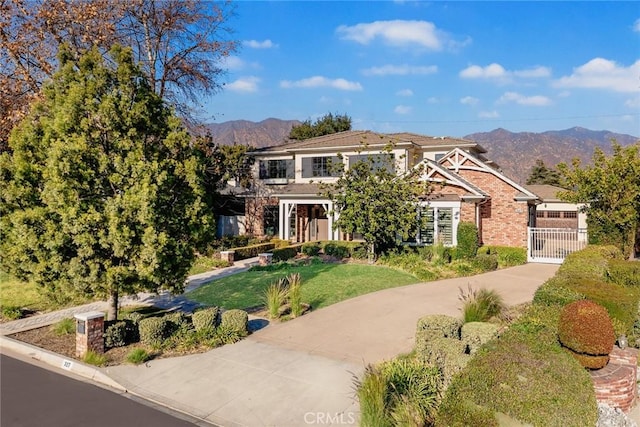 view of front of property featuring a mountain view and a front lawn