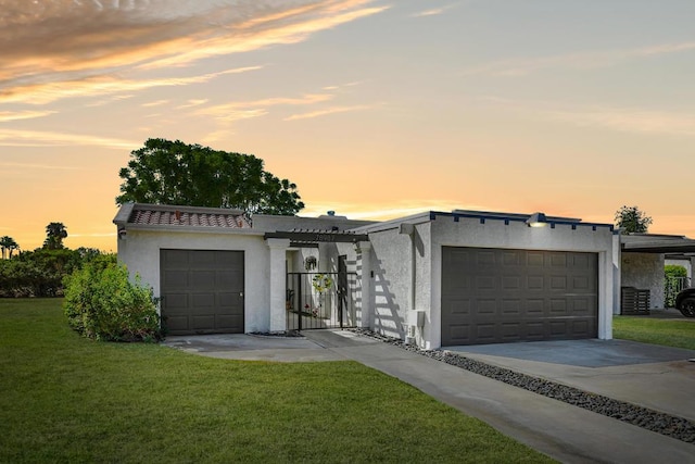 view of front facade featuring a garage and a yard