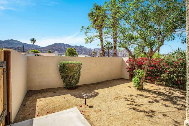 view of yard with a mountain view