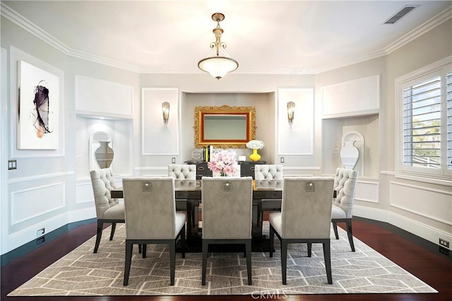 dining area with ornamental molding