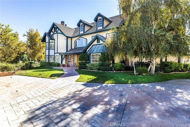 view of front of property with a front yard