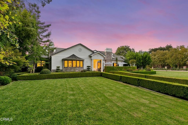 view of front of house featuring a yard