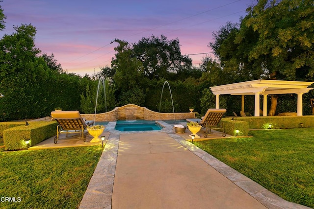 pool at dusk featuring a lawn, a pergola, a jacuzzi, and a patio