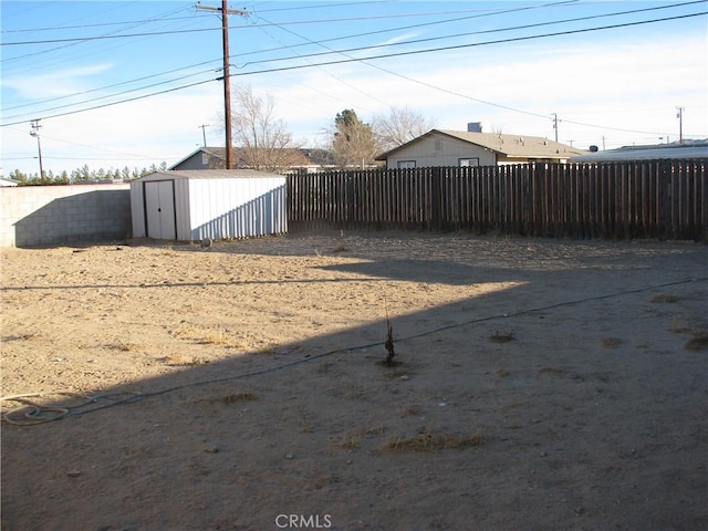 view of yard featuring a storage shed