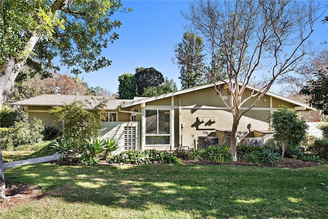 view of front facade featuring a front lawn