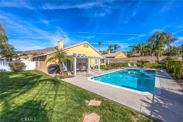 view of pool featuring a pergola, a patio area, and a yard