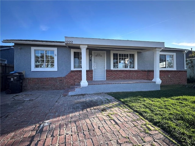 view of front of property with a front yard