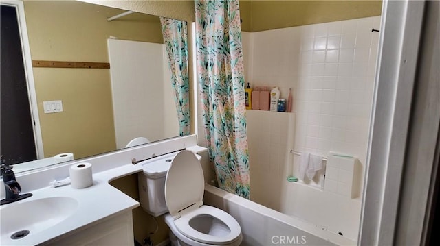 full bathroom with toilet, vanity, and shower / bath combo