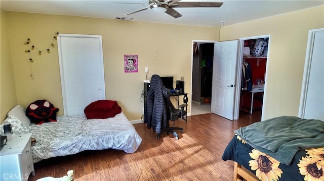 bedroom featuring ceiling fan, hardwood / wood-style floors, and a closet