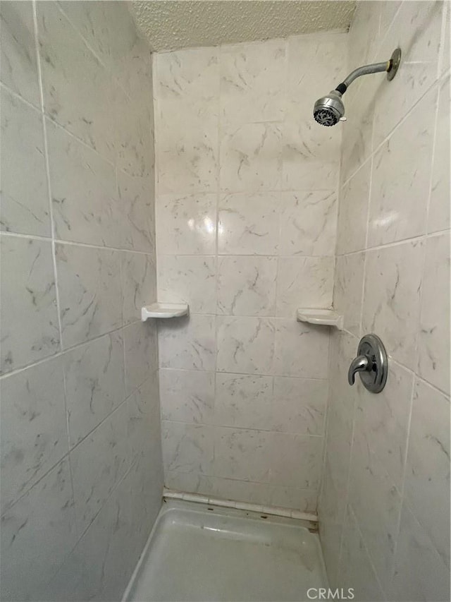 bathroom featuring a tile shower