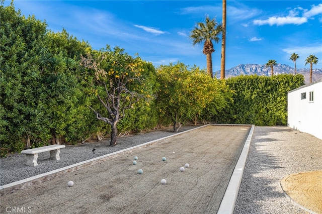 view of yard featuring a mountain view