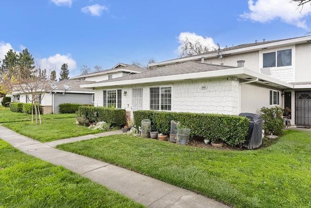 view of front of home with a front lawn