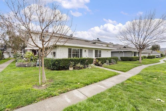 view of front of home featuring a front yard