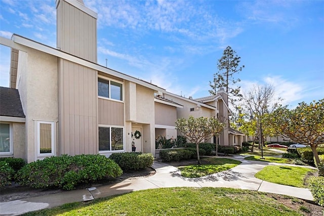 view of front of home with a front lawn