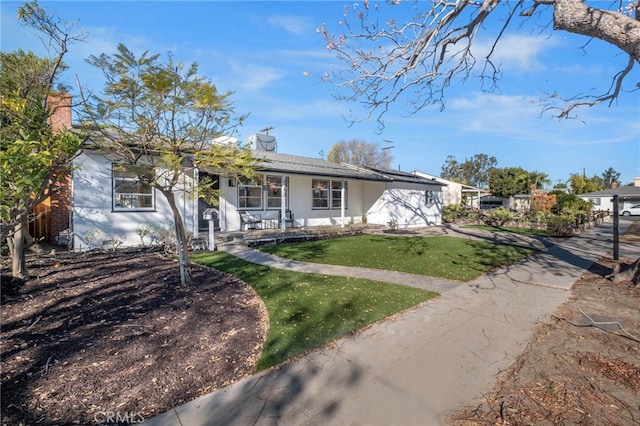 single story home featuring a front yard