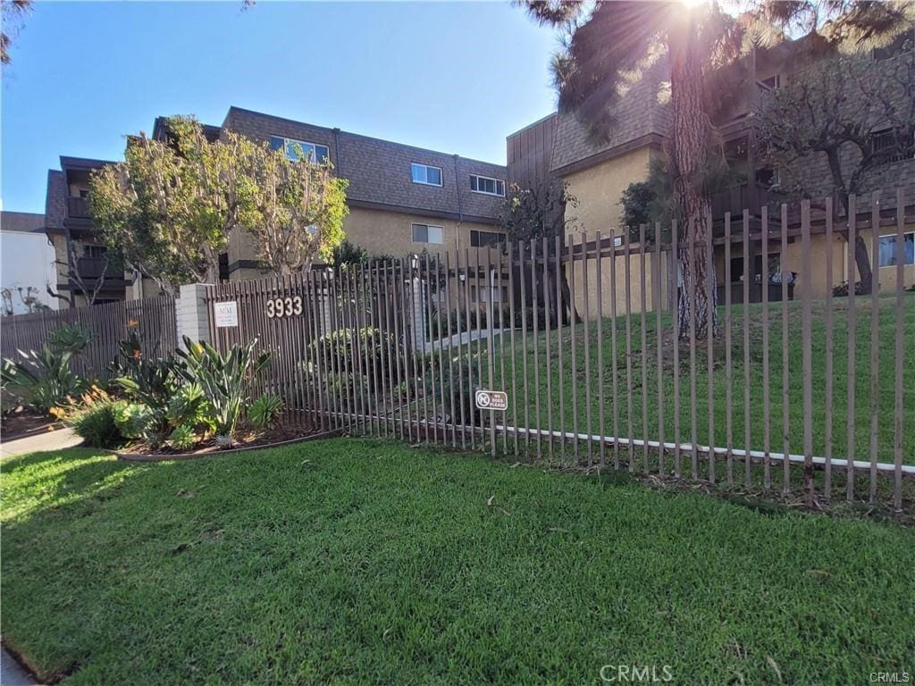 exterior space featuring a lawn