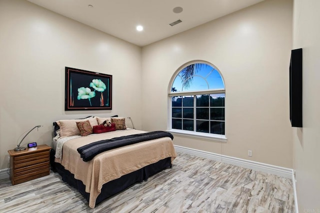 bedroom featuring visible vents, recessed lighting, light wood-style flooring, and baseboards