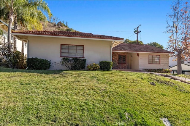 view of front of house with a front yard