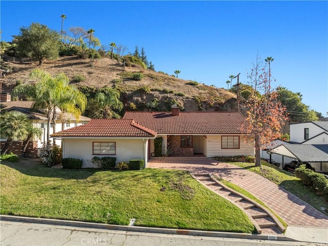 view of front of property featuring a front lawn