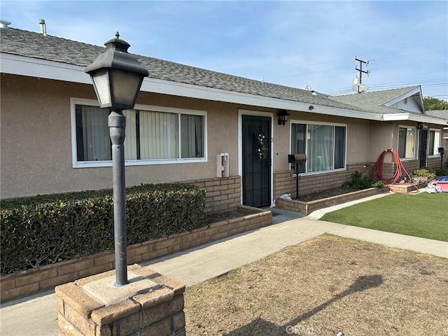 view of front of property featuring a front lawn