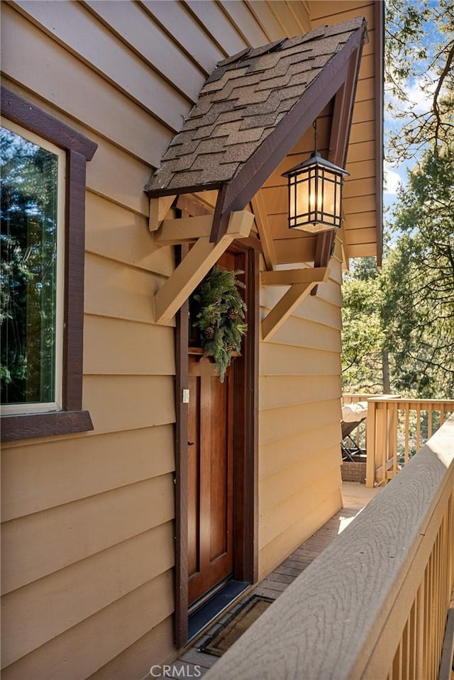 entrance to property featuring a balcony