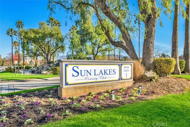 view of community / neighborhood sign