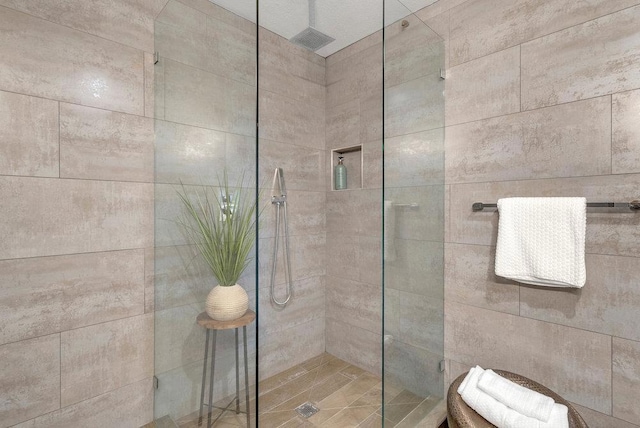 bathroom featuring tiled shower