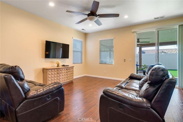 living area featuring a ceiling fan, recessed lighting, baseboards, dark wood-style flooring, and visible vents