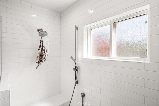 bathroom featuring a tile shower