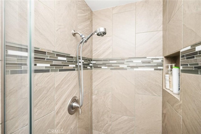 room details featuring tiled shower