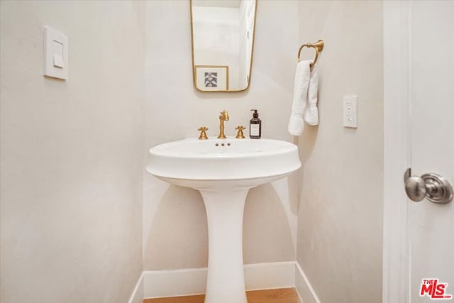 bathroom featuring sink