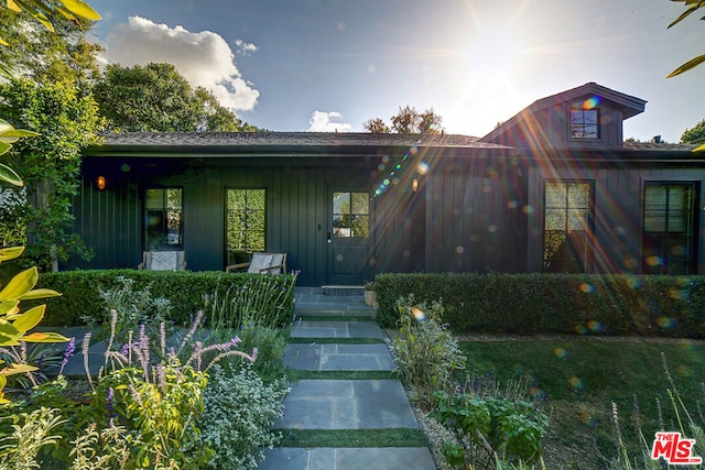 property entrance featuring a porch