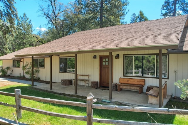 ranch-style home featuring covered porch