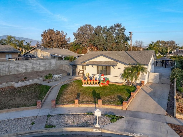 view of front of house featuring a front yard and a mountain view