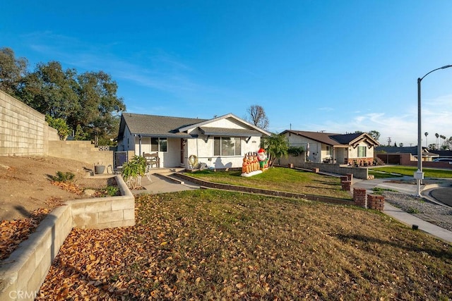 view of front of home featuring a front yard