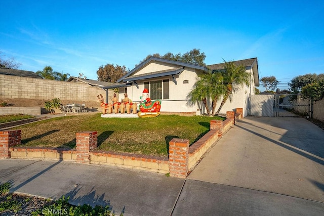 view of front of property featuring a front lawn