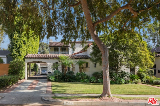 view of front facade featuring a front lawn