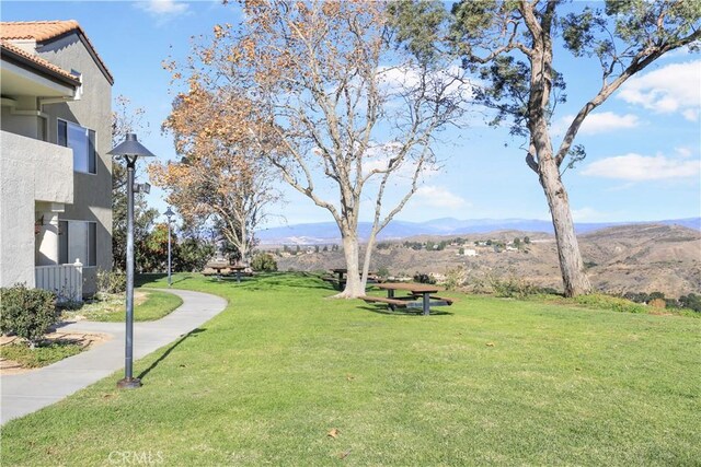 view of yard featuring a mountain view