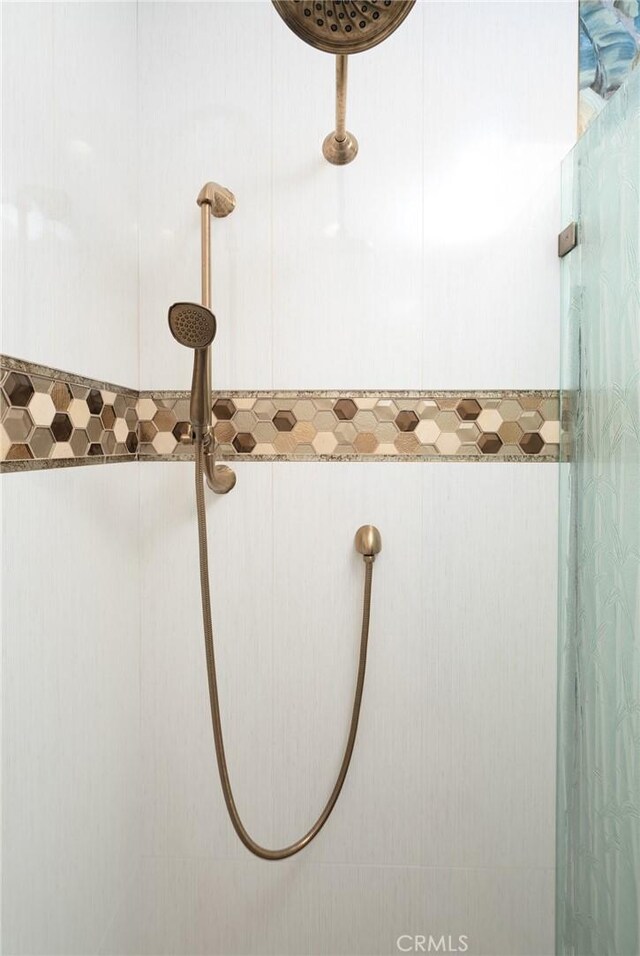 details featuring a tile shower