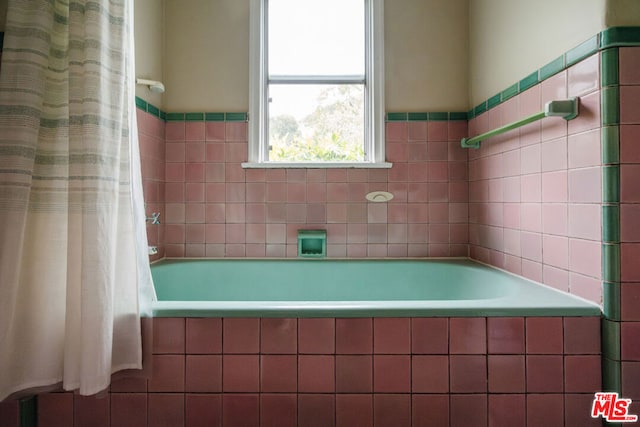 bathroom featuring shower / bath combo