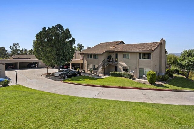 view of front facade featuring a front lawn