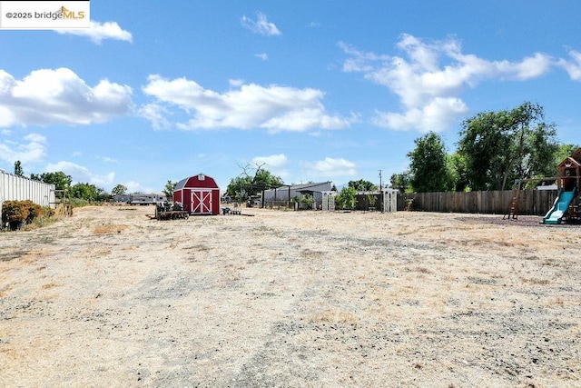 view of yard with an outdoor structure